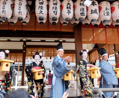 Setsubun, Yasaka-jinja, Shinto shrine attendants, Geiko and Maiko throwing beans