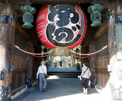 Narita-san, Great paper lantern under Niomon Gate