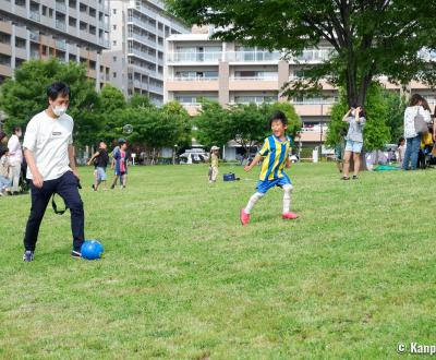 Father's day in Japan, Fathers and children playing at the park