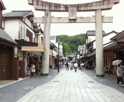 Dazaifu (Kyushu), Dazaifu Monzen-machi avenue and Tenman-gu shrine great torii gate