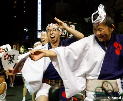 Koenji Awa-Odori (Tokyo), Traditional dancers performing