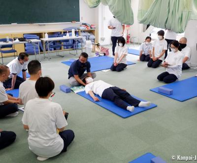 Shiatsu lesson at the Japan Shiatsu College in Bunkyo ward (Tokyo)