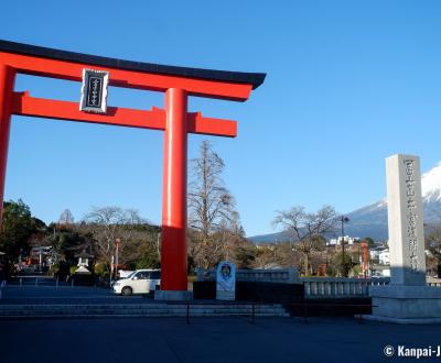 Fujisan Hongu Sengen Taisha, Entrance torii gate and snowy Mount Fuji