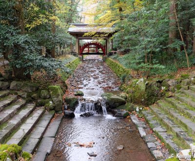Yahiko-jinja, Tama-no-Hashi sacred red bridge