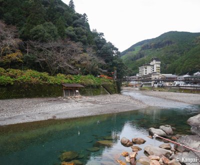 Kawayu Onsen Fujiya (Kumano Kodo), View on the thermal village and Oto-gawa River