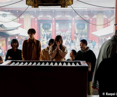Senso-ji (Tokyo), Worshippers praying in front of the Buddhist pavilion