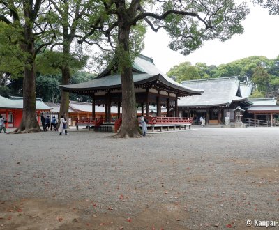 Hikawa-jinja (Saitama), Maiden and Haiden pavilions on the main plaza