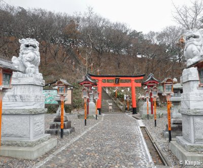 Takayama Inari-jinja (Aomori), Shrine's alley with torii gate and vermilion lanterns