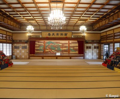 Hinjitsukan (Ise), Ohiroma room with Noh theater stage and Hina Matsuri displays