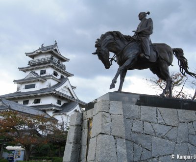 Imabari Castle (Shikoku), Tenshukaku keep and statue of Todo Takatora