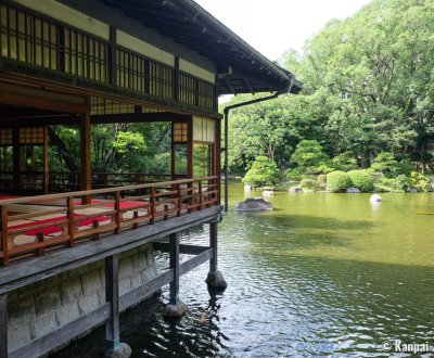 Yusentei Park (Fukuoka), View on the large tea room and the pond in the garden