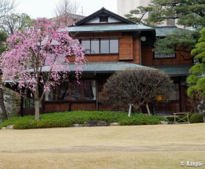 Happo-en (Tokyo), Blooming cherry trees in front of Kochuan, a restaurant with traditional architecture