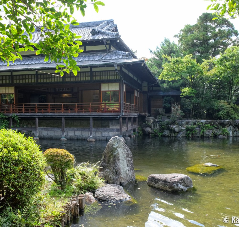 Yusentei Park (Fukuoka), View on the large tea room and the pond in the garden Yusentei Park (Fukuoka), View on the large tea room and the pond in the garden