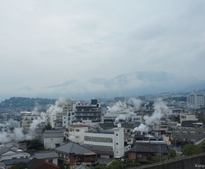 Beppu (Oita), Panoramic view on the city and its steaming onsen