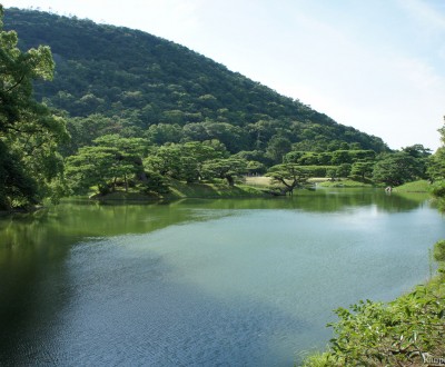 Ritsurin Koen (Takamatsu), View on Mount Shiun and one of the ponds