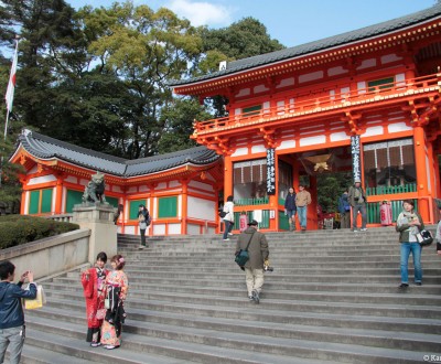 Yasaka-jinja (Kyoto), Stairway at the entrance of the shrine