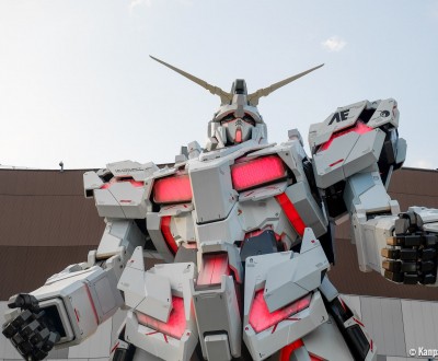 Life-sized RX-0 Unicorn Gundam statue