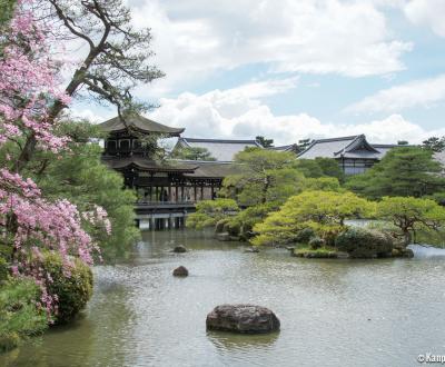 Heian-jingu (Kyoto), View on the garden and the shrine's pavilions in spring