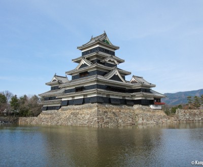 Matsumoto Castle, View on the black keep and the moat