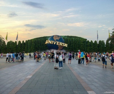 Universal Studios Japan (USJ, Osaka), plaza with Universal's trademark