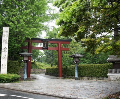Nezu-jinja (Tokyo), Great torii gate at the main entrance