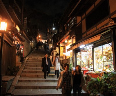 Ninenzaka and Sannenzaka streets at night (Kyoto)