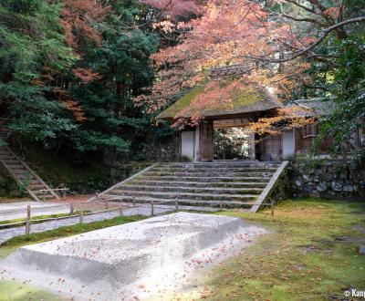 Honen-in (Kyoto), Entrance of the temple in autumn
