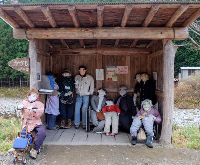 Kakashi no Sato, Scarecrows at the bus stop