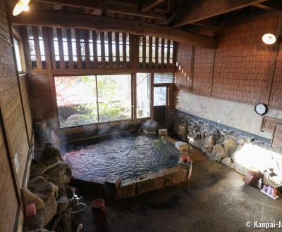Indoor hot bath at Iromomiji (彩もみじ) ryokan in Kurokawa Onsen (Kumamoto)