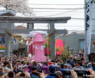 Kanamara Matsuri, Elizabeth-mikoshi parading