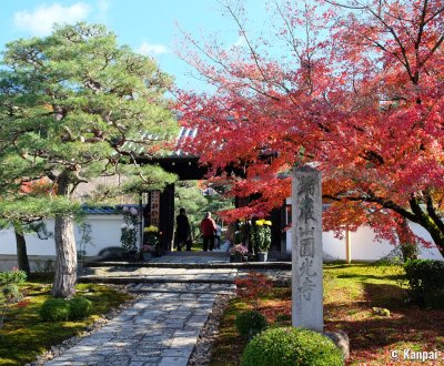 Enko-ji (Kyoto), Entrance of the temple in autumn