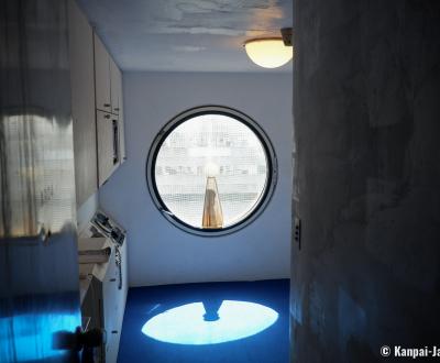 Nakagin Capsule Tower (Tokyo), Porthole-style round window