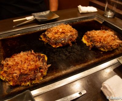 Hozenji San-pei (Osaka), Okonomiyaki on the iron griddle