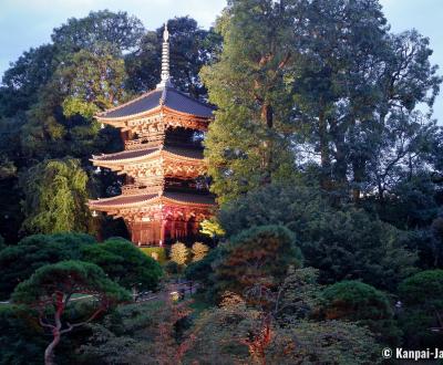 Chinzan-so Teien (Tokyo), Three-story pagoda at nightfall