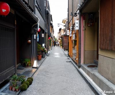 Pontocho (Kyoto), The alley in 2021 after renovation (electric wires buried and paved walkway)