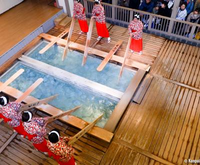Kusatsu, Yumomi traditional ceremony