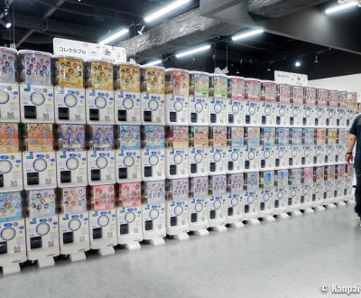 Gashapon no Depato Ikebukuro, A wall of capsule toy vending machines