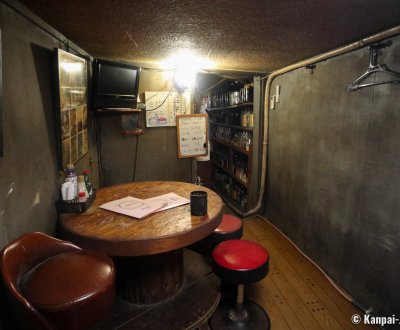 Izakaya Tough (Sasebo), Inside space with table and stools