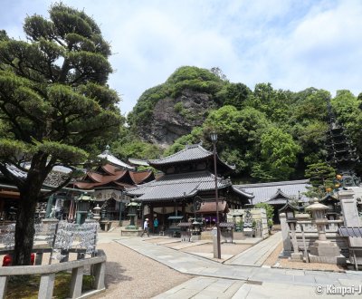 Hozan-ji (Nara), Main esplanade of the temple