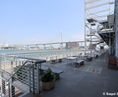 Tempozan (Osaka), Tempozan Marketplace shopping mall's outdoor facilities on the bay