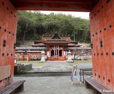 Wakaura Tenmangu (Wakayama), View on the main hall from the gate of the shrine