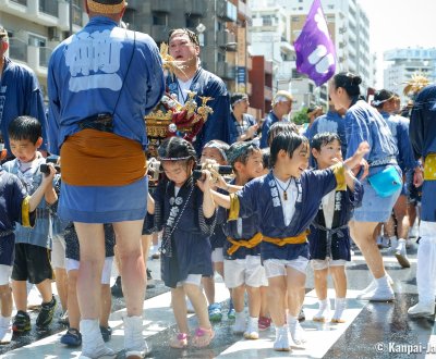 Fukagawa Hachiman Matsuri, Water splashing on the children's mikoshi procession