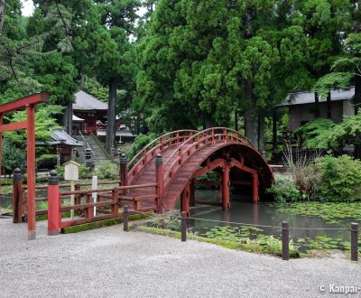 Kongosho-ji (Mount Asama in Ise), View of the temple's grounds and taiko-bashi red bridge