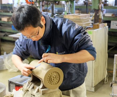 Koyo Seiga (Himeji), Craftsman making an Ibushi tile