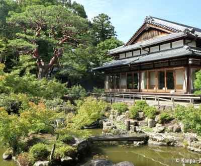 Yoshiki-en (Nara), Garden, pond and main tea house