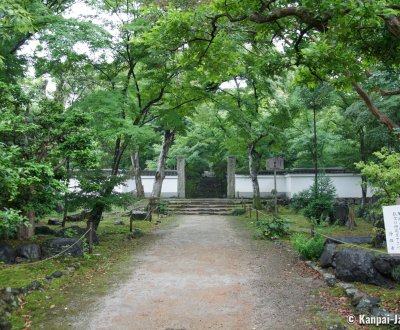 Joju-ji (Kyoto), Sanmon gate at the entrance of the temple surrounded by maple trees