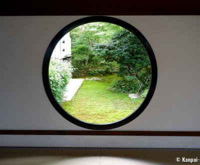 Genko-an (Kyoto), Round window with a view on the green maple trees in summer
