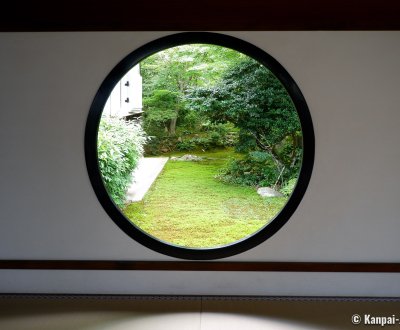 Genko-an (Kyoto), Round window with a view on the green maple trees in summer