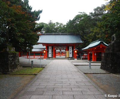 Kumano Hayatama Taisha, Shinmon main gate and access to the sacred enclosure of the shrine