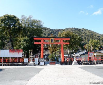 Matsunoo Taisha (Kyoto), Great vermilion torii gate at the entrance of the shrine